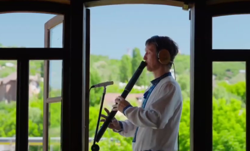 Саратовские музыканты вместе с артистами со всего ПФО исполнили песню «Гляжу в озёра синие»